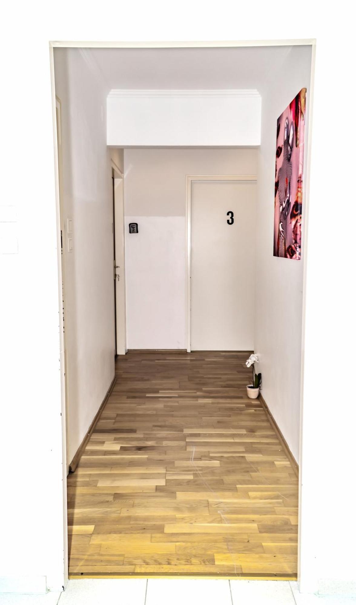 Spacious 5 Minutes To Wiener Stadthalle Homestay