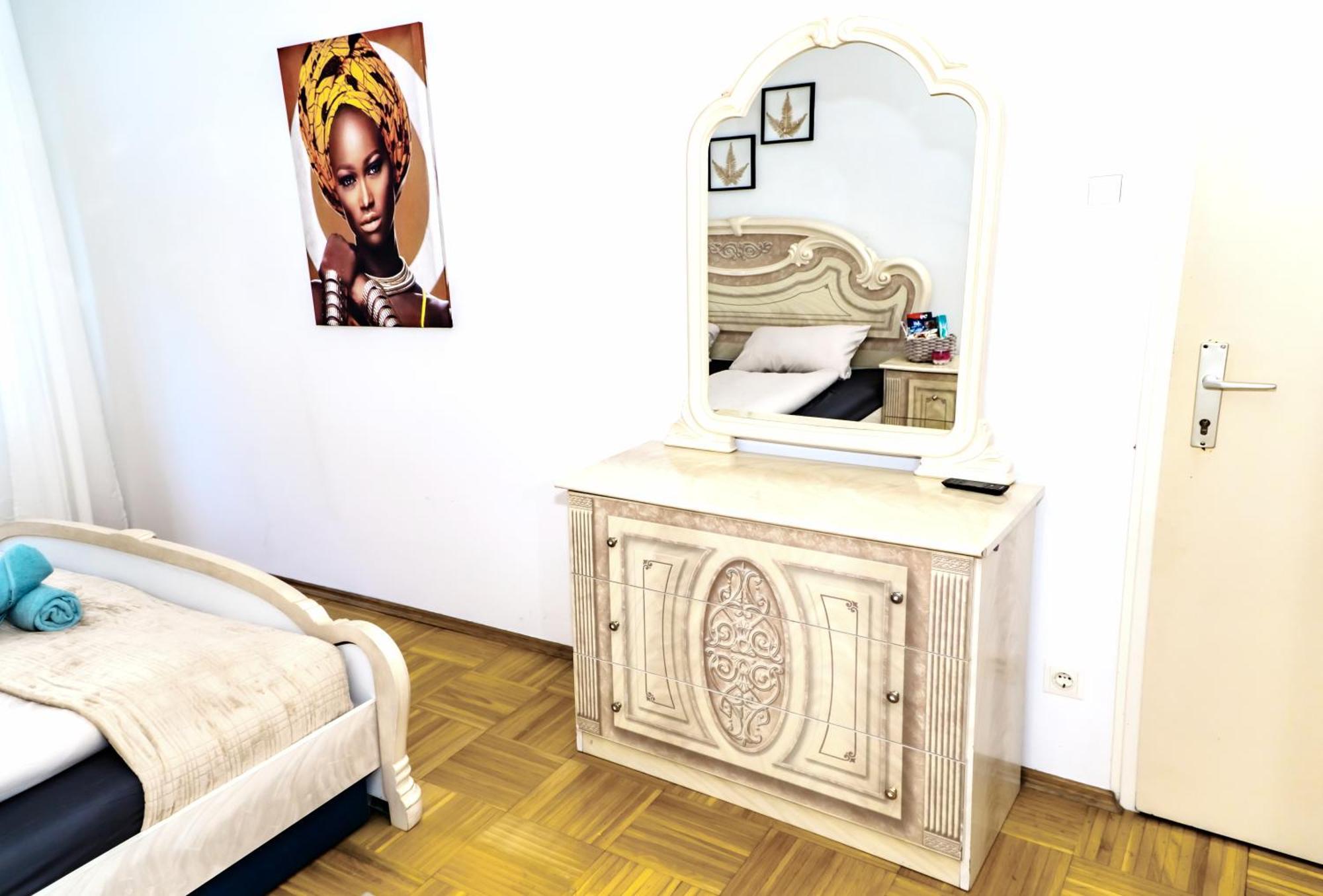 Spacious 5 Minutes To Wiener Stadthalle Homestay